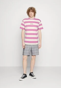 Kaotiko Niall Stripes Unisex - Camiseta Estampada - Burgundy/Ivory -Kaotiko Tienda 05d91364240a42dc96c681db23d75e71