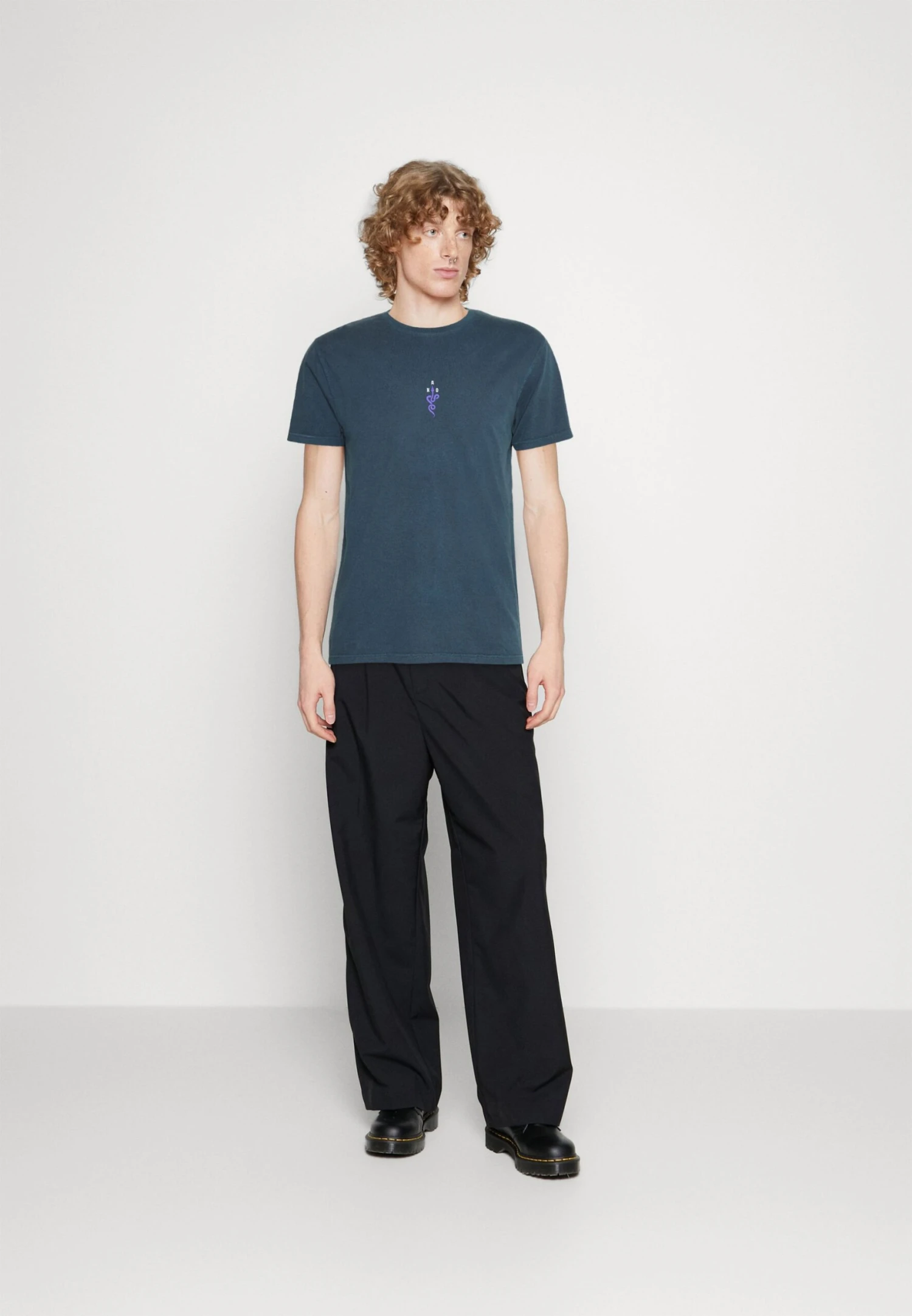 Kaotiko Washed Luck Takes Unisex - Camiseta Estampada - Navy 4 Kaotiko Washed Luck Takes Unisex - Camiseta Estampada - Navy - Image 2