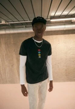 Kaotiko Washed Mouth Colors Unisex - Camiseta Estampada - Black