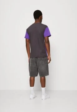 Kaotiko Memphis Unisex - Camiseta Estampada - Ivory/Grey/Purple -Kaotiko Tienda 17fdf9965e544ea6b4f4bb5ded9068be