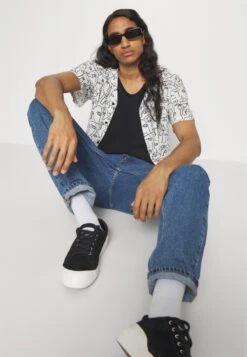 Kaotiko Faces Unisex - Camisa - White/Black 11 Kaotiko Faces Unisex - Camisa - White/Black -Kaotiko Tienda 19fa01a61f044233bf19136bbe872010