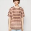Kaotiko Luka Stripes Unisex - Camiseta Estampada - Brown 2 Kaotiko Luka Stripes Unisex - Camiseta Estampada - Brown -Kaotiko Tienda 257bb421cf7e49c4a29a353f5426be6b