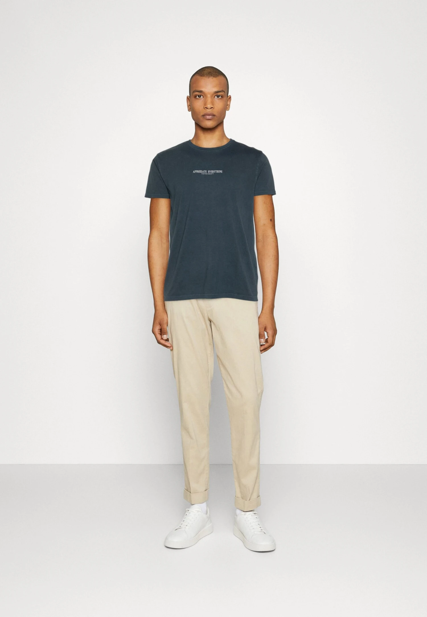 Kaotiko Simple Is Beautiful Unisex - Camiseta Estampada - Navy 4 Kaotiko Simple Is Beautiful Unisex - Camiseta Estampada - Navy - Image 2