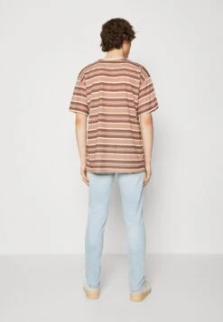 Kaotiko Luka Stripes Unisex - Camiseta Estampada - Brown -Kaotiko Tienda 36a29cccb822444684aa392601dcfb3b