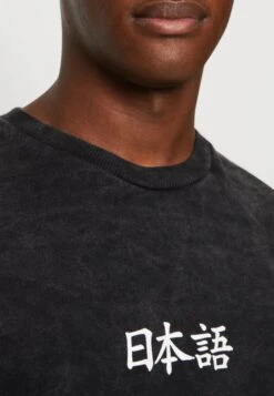 Kaotiko Crew Washed Heron Japan Unisex - Sudadera - Black -Kaotiko Tienda 3a3d454982254ad59a08bdd0bef634ea