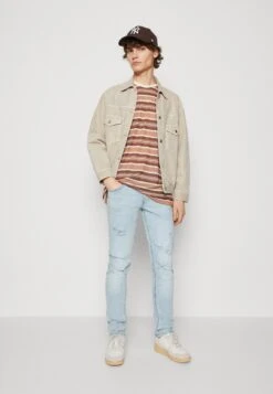 Kaotiko Luka Stripes Unisex - Camiseta Estampada - Brown -Kaotiko Tienda 46d321c5fa0d4a45bc6a9b4d62ec68d8