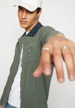 Kaotiko Chaq Boston Unisex - Chaqueta Fina - Army -Kaotiko Tienda 499a41ef8b8a4603a92eca246f5e579a