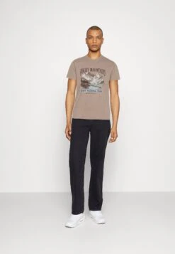 Kaotiko Rocky Mountains Unisex - Camiseta Estampada - Dark Bone 9 Kaotiko Rocky Mountains Unisex - Camiseta Estampada - Dark Bone -Kaotiko Tienda 49f2b40afc364d808029f4b2fcb6895f