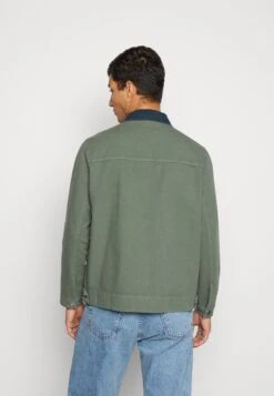 Kaotiko Chaq Boston Unisex - Chaqueta Fina - Army -Kaotiko Tienda 50e3e8199f2045f78fd1f875d9d99b6a