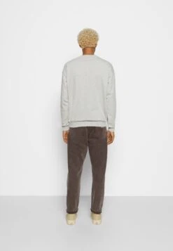 Kaotiko Crew Rocks Mountains Unisex - Sudadera - Grey -Kaotiko Tienda 774b51ef2aa94299b7f80c55f8294e87