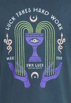 Kaotiko Washed Luck Takes Unisex - Camiseta Estampada - Navy 12 Kaotiko Washed Luck Takes Unisex - Camiseta Estampada - Navy -Kaotiko Tienda 9d3220804dd14cc5aea40565173cd85b