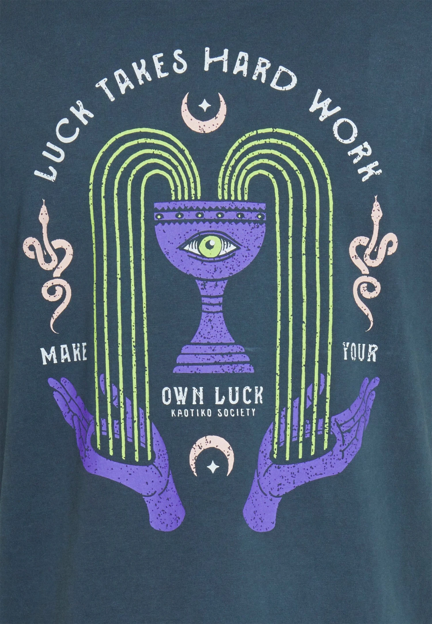 Kaotiko Washed Luck Takes Unisex - Camiseta Estampada - Navy 7 Kaotiko Washed Luck Takes Unisex - Camiseta Estampada - Navy - Image 5