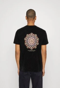 Kaotiko Washed Kaleidoscope Unisex - Camiseta Estampada - Black -Kaotiko Tienda a044882dfb8c441cb420f6a83dc3e44b