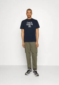 Kaotiko C´Est La Vie Unisex - Camiseta Estampada - Navy 9 Kaotiko C´Est La Vie Unisex - Camiseta Estampada - Navy -Kaotiko Tienda a2e1fc42372e4cc7b4f8d67cf4961fac