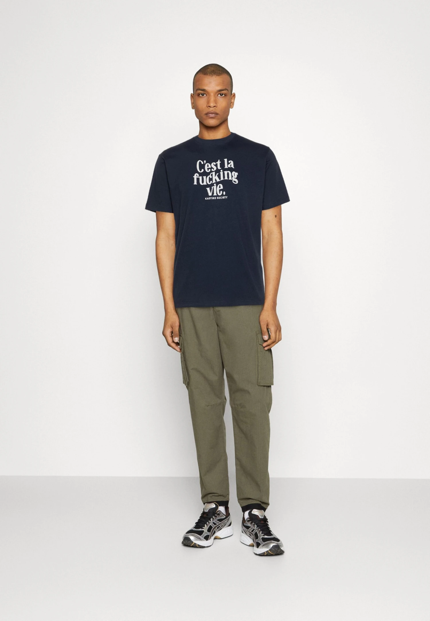 Kaotiko C´Est La Vie Unisex - Camiseta Estampada - Navy 4 Kaotiko C´Est La Vie Unisex - Camiseta Estampada - Navy - Image 2