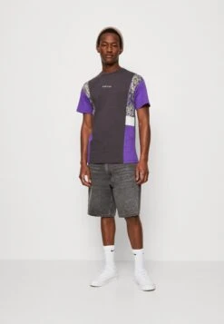 Kaotiko Memphis Unisex - Camiseta Estampada - Ivory/Grey/Purple -Kaotiko Tienda a8ea483cd5b34ed0bb9e38e8f9ce0041