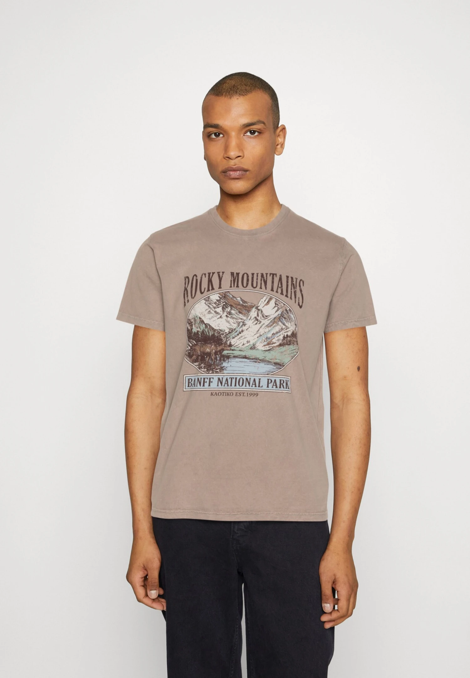 Kaotiko Rocky Mountains Unisex - Camiseta Estampada - Dark Bone 3 Kaotiko Rocky Mountains Unisex - Camiseta Estampada - Dark Bone