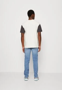 Kaotiko Memphis Unisex - Camiseta Estampada - Ivory/Grey/Heura -Kaotiko Tienda b7e0d08532a84d798b874dc27645d2b0