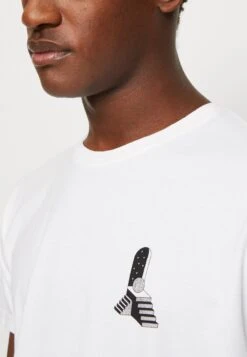 Kaotiko Washed Dreamlike Unisex - Camiseta Estampada - White -Kaotiko Tienda bdbd7ffb348f4637b4453f11625138be