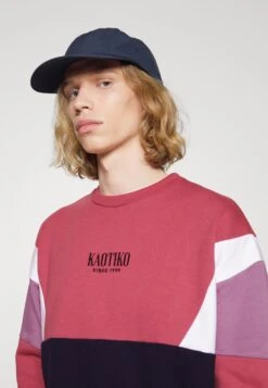 Kaotiko Crew Westport Unisex - Sudadera - Burgundy/Navy -Kaotiko Tienda c8e7e4dec2f342ed9ca2d33a169490c6