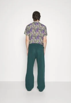 Kaotiko Pant Parachute Unisex - Vaqueros Boyfriend - Green 9 Kaotiko Pant Parachute Unisex - Vaqueros Boyfriend - Green -Kaotiko Tienda dcb9304c31ff4f0bbfcdbc10340868c8