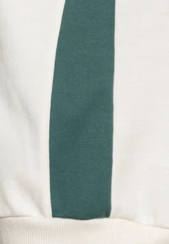 Kaotiko Crew Keoni Unisex - Sudadera - Ivory/Navy/Red 7 Kaotiko Crew Keoni Unisex - Sudadera - Ivory/Navy/Red -Kaotiko Tienda ea5c817fa7b144a69ae2ab119e227c5a