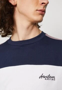 Kaotiko Elmo Unisex - Camiseta Estampada - White/Navy/Malva -Kaotiko Tienda ec8c9482096e4a71afafaf053211ff4d