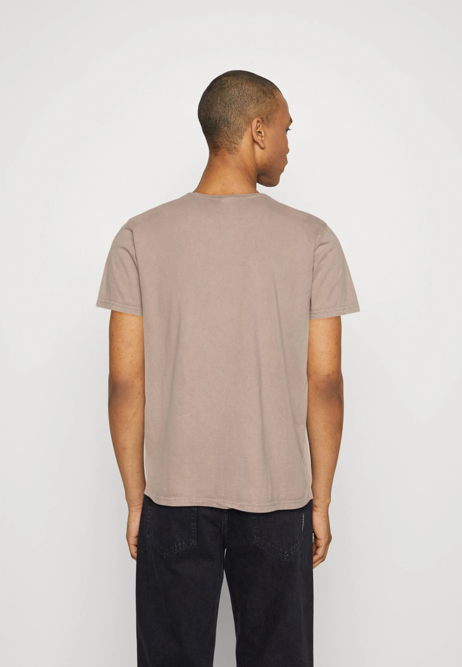 Kaotiko Rocky Mountains Unisex - Camiseta Estampada - Dark Bone 5 Kaotiko Rocky Mountains Unisex - Camiseta Estampada - Dark Bone - Image 3