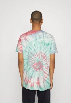 Kaotiko Tie Dye Thabo Unisex - Camiseta Estampada - Green/Burgundy/Grape -Kaotiko Tienda f6ed4d47752840bda93043452cc37c98