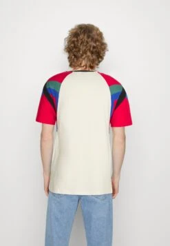 Kaotiko Joss Unisex - Camiseta Estampada - Ivory/Red/Heura -Kaotiko Tienda fc3116a96ff1442eb8f9df70f011ff6b